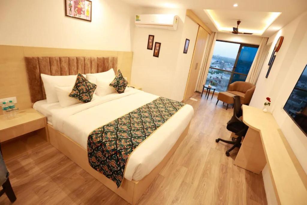 Diona Anukampa Suite With Pool Jaipur Bagian luar foto